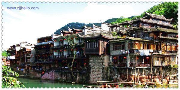 張家界、黃石寨、金鞭溪、袁家界、天子山、十里畫(huà)廊、黃龍洞、寶峰湖、天門(mén)山、鳳凰古城四日游